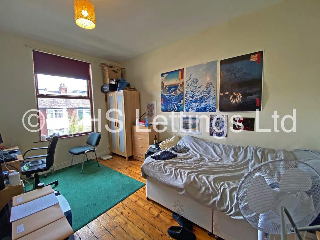 Photo of 4 Bedroom Mid Terraced House in 46 Beechwood View, Leeds, LS4 2LP