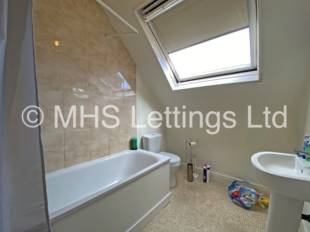 Photo of 4 Bedroom Mid Terraced House in 46 Beechwood View, Leeds, LS4 2LP