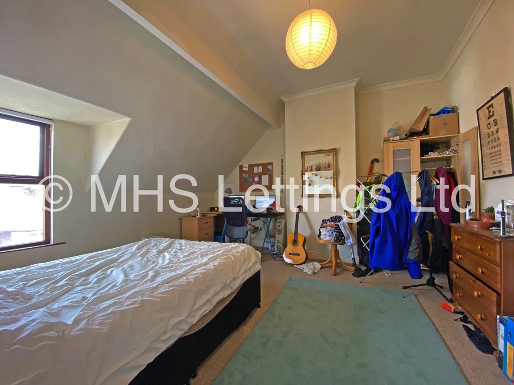 Photo of 4 Bedroom Mid Terraced House in 46 Beechwood View, Leeds, LS4 2LP