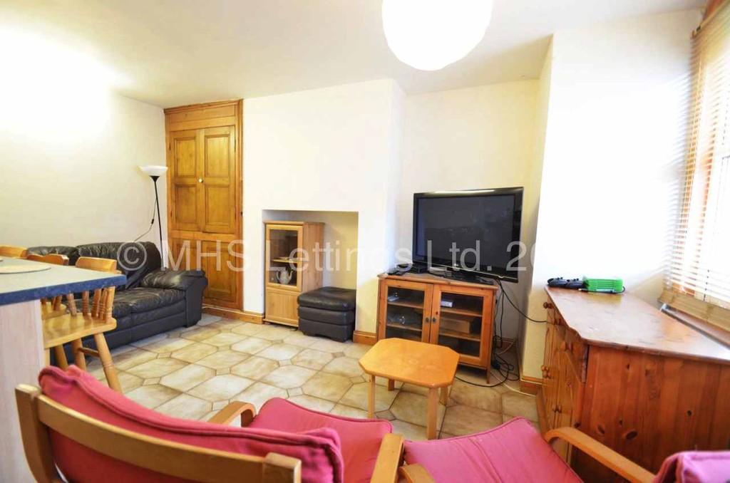 Photo of 3 Bedroom Mid Terraced House in 9 Royal Park View, Leeds, LS6 1HN