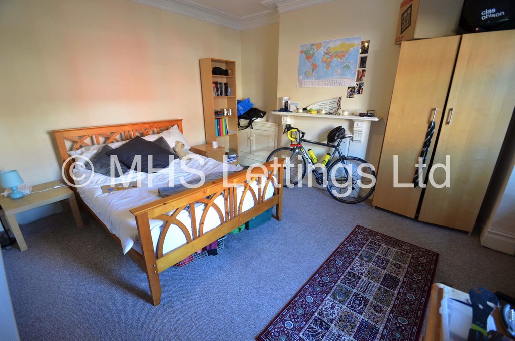 Photo of 3 Bedroom Mid Terraced House in 9 Royal Park View, Leeds, LS6 1HN