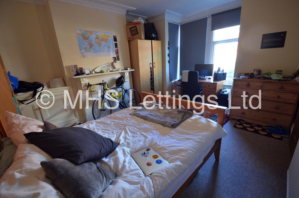 Photo of 3 Bedroom Mid Terraced House in 9 Royal Park View, Leeds, LS6 1HN