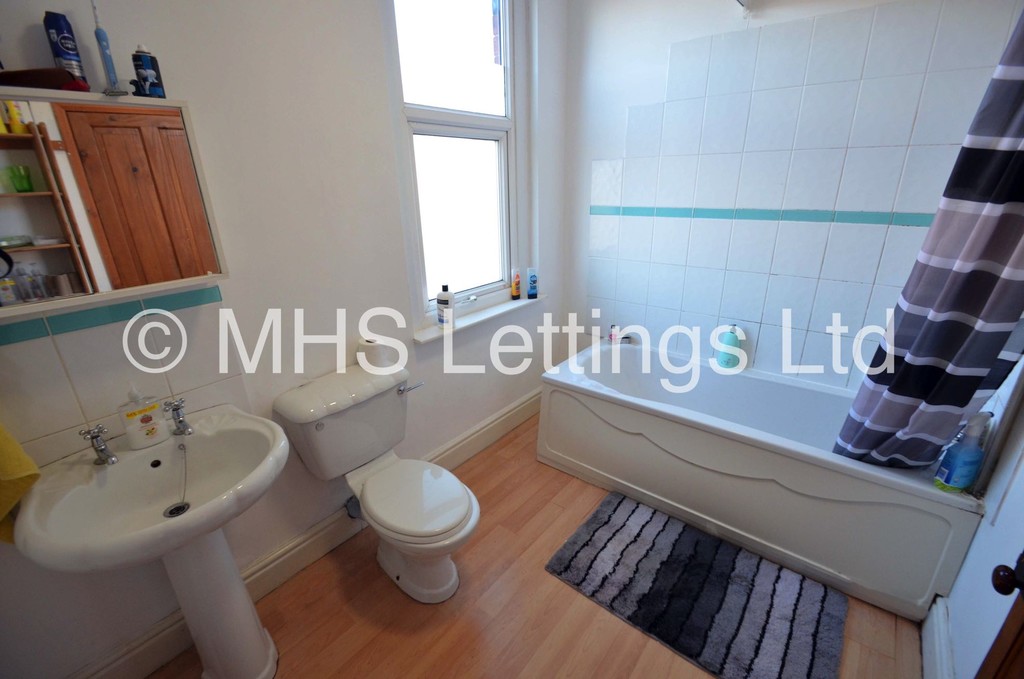 Photo of 3 Bedroom Mid Terraced House in 9 Royal Park View, Leeds, LS6 1HN