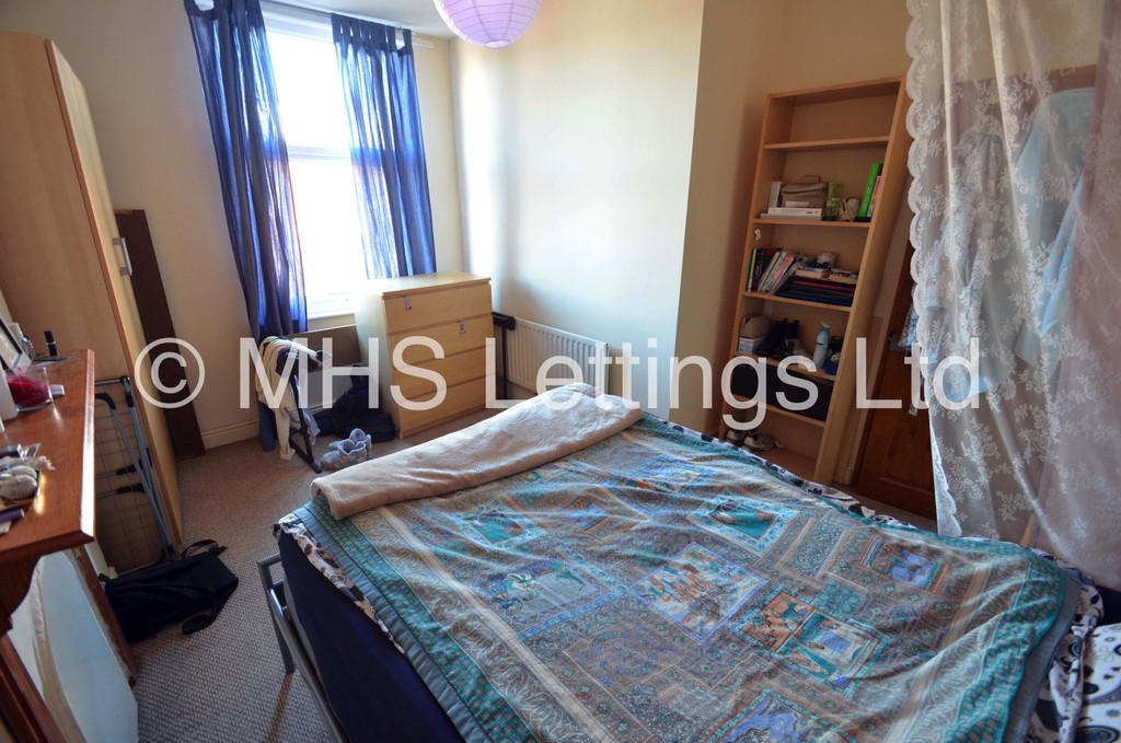 Photo of 3 Bedroom Mid Terraced House in 9 Royal Park View, Leeds, LS6 1HN