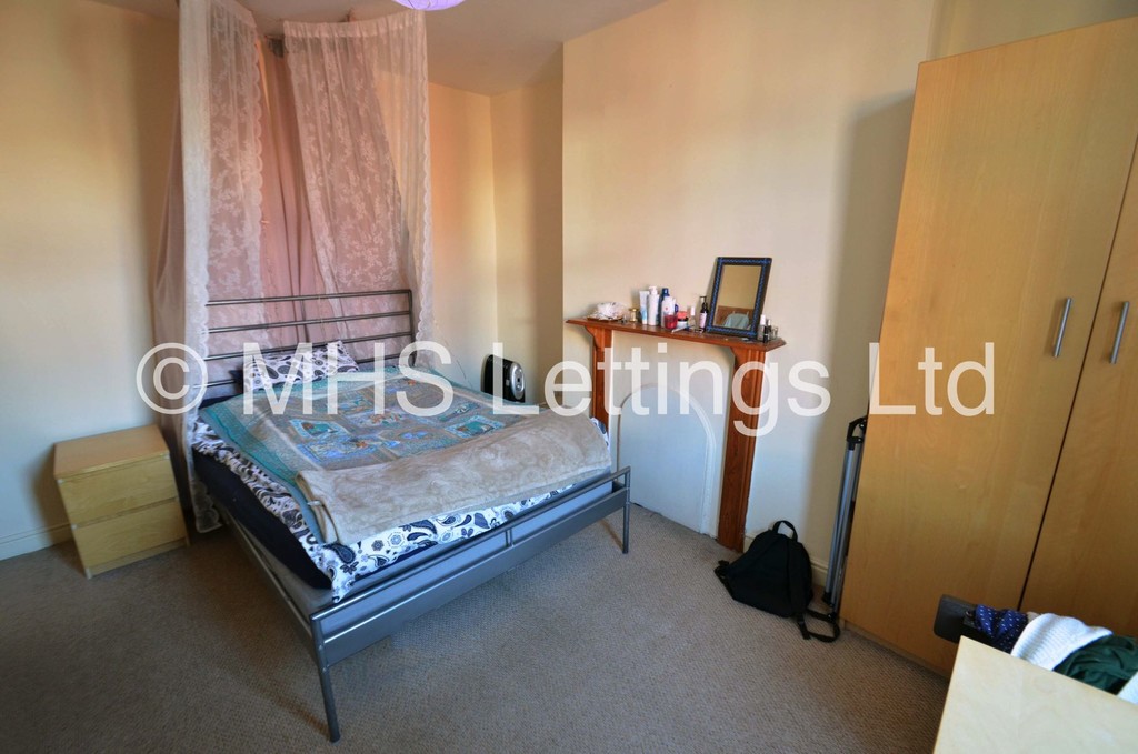 Photo of 3 Bedroom Mid Terraced House in 9 Royal Park View, Leeds, LS6 1HN
