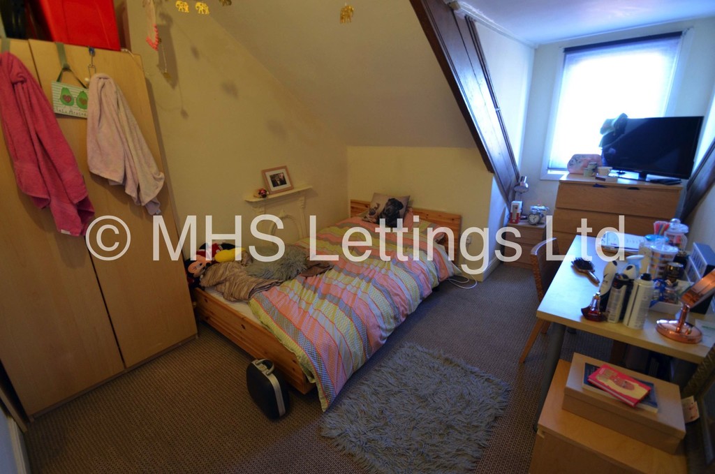 Photo of 3 Bedroom Mid Terraced House in 9 Royal Park View, Leeds, LS6 1HN