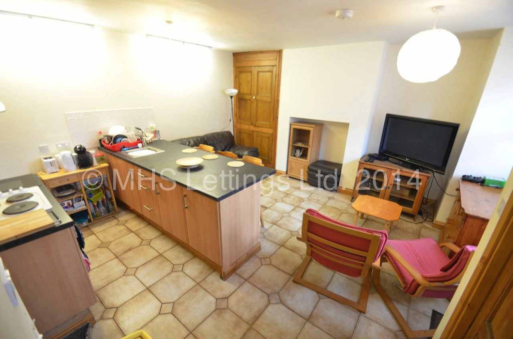 Photo of 3 Bedroom Mid Terraced House in 9 Royal Park View, Leeds, LS6 1HN