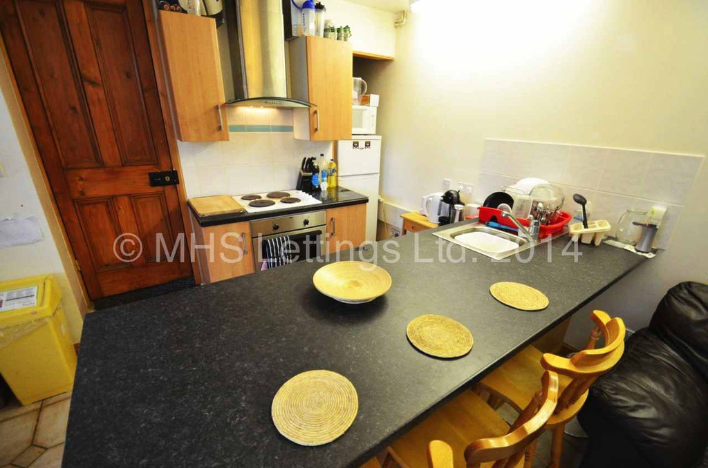 Photo of 3 Bedroom Mid Terraced House in 9 Royal Park View, Leeds, LS6 1HN