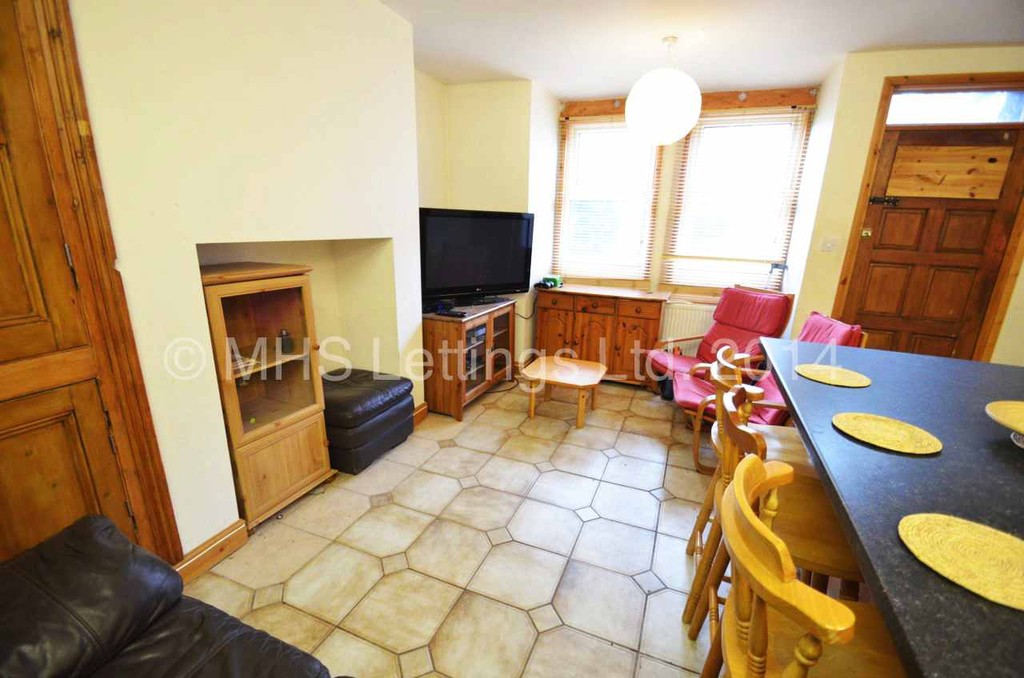 Photo of 3 Bedroom Mid Terraced House in 9 Royal Park View, Leeds, LS6 1HN