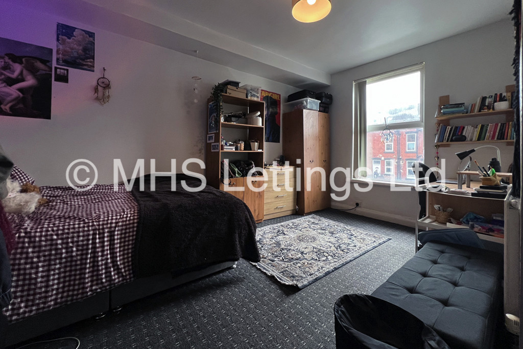 Photo of 4 Bedroom Mid Terraced House in 8 Royal Park Mount, Leeds, LS6 1HL