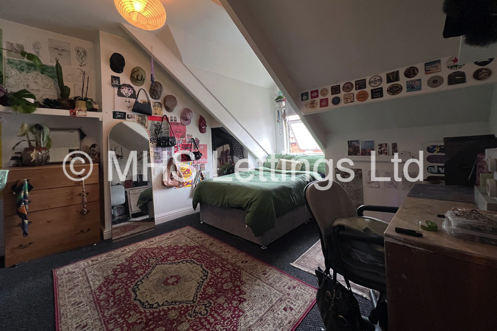 Photo of 4 Bedroom Mid Terraced House in 8 Royal Park Mount, Leeds, LS6 1HL