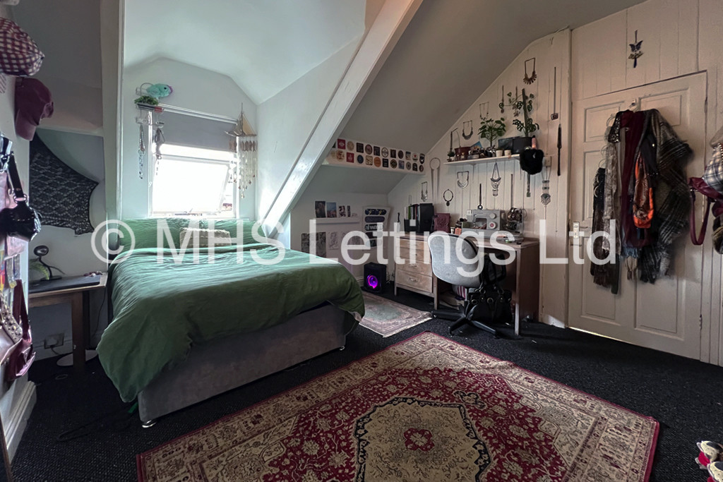 Photo of 4 Bedroom Mid Terraced House in 8 Royal Park Mount, Leeds, LS6 1HL