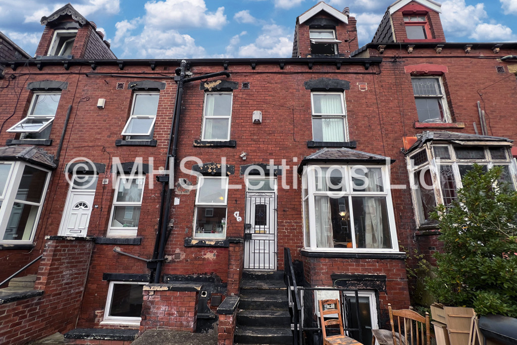 Photo of 4 Bedroom Mid Terraced House in 8 Royal Park Mount, Leeds, LS6 1HL
