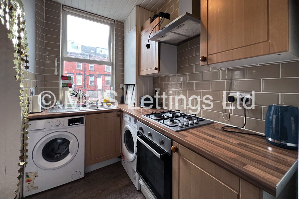 Photo of 4 Bedroom Mid Terraced House in 8 Royal Park Mount, Leeds, LS6 1HL