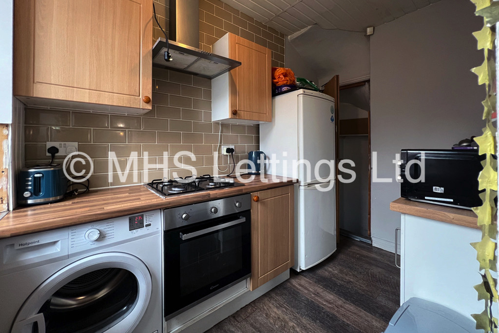 Photo of 4 Bedroom Mid Terraced House in 8 Royal Park Mount, Leeds, LS6 1HL