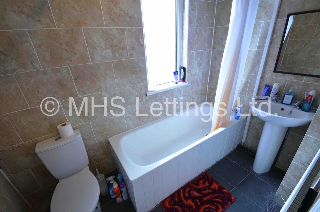 Photo of 5 Bedroom Mid Terraced House in 20 Walmsley Road, Leeds, LS6 1NG