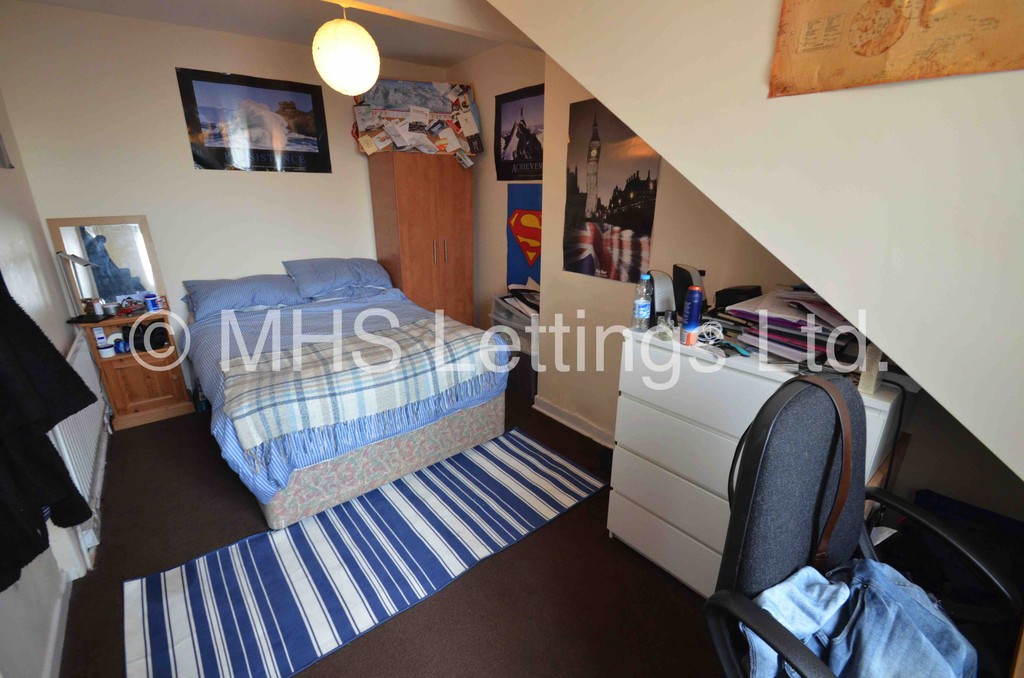 Photo of 5 Bedroom Mid Terraced House in 20 Walmsley Road, Leeds, LS6 1NG