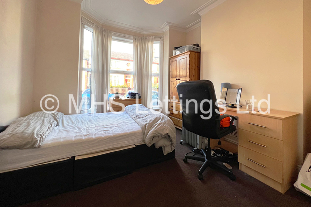 Photo of 5 Bedroom Mid Terraced House in 20 Walmsley Road, Leeds, LS6 1NG