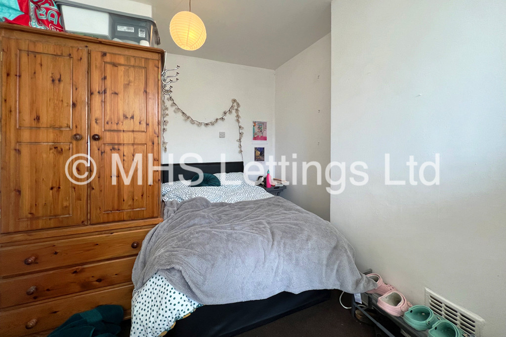Photo of 5 Bedroom Mid Terraced House in 20 Walmsley Road, Leeds, LS6 1NG