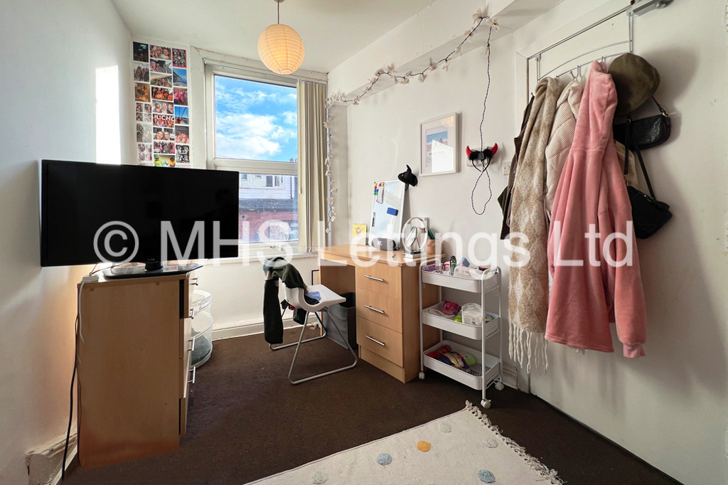 Photo of 5 Bedroom Mid Terraced House in 20 Walmsley Road, Leeds, LS6 1NG