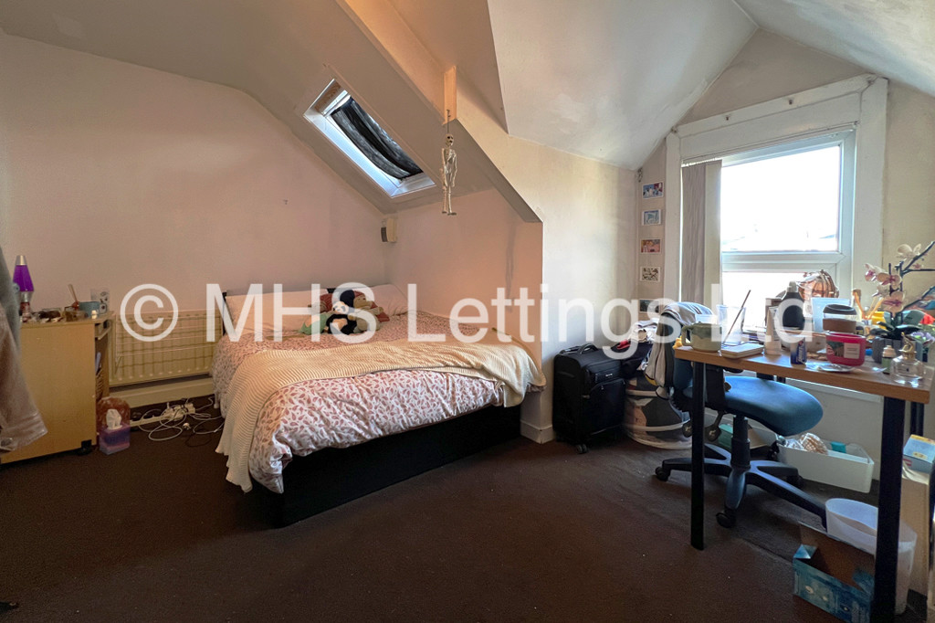 Photo of 5 Bedroom Mid Terraced House in 20 Walmsley Road, Leeds, LS6 1NG