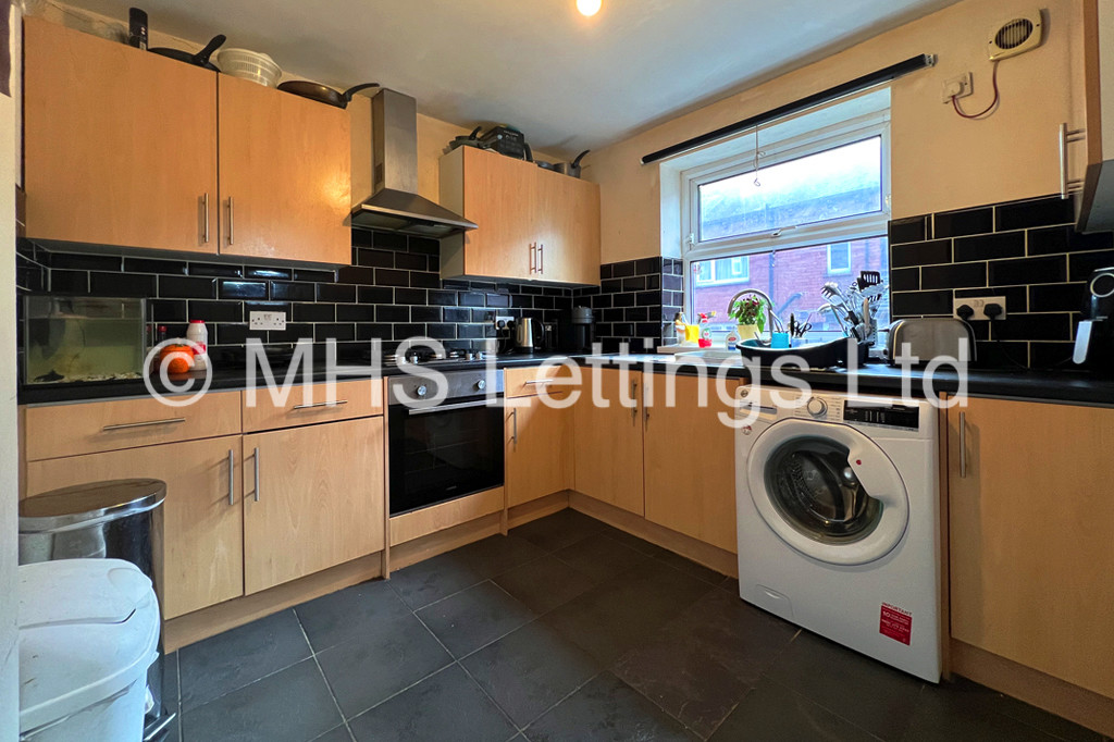 Photo of 5 Bedroom Mid Terraced House in 20 Walmsley Road, Leeds, LS6 1NG