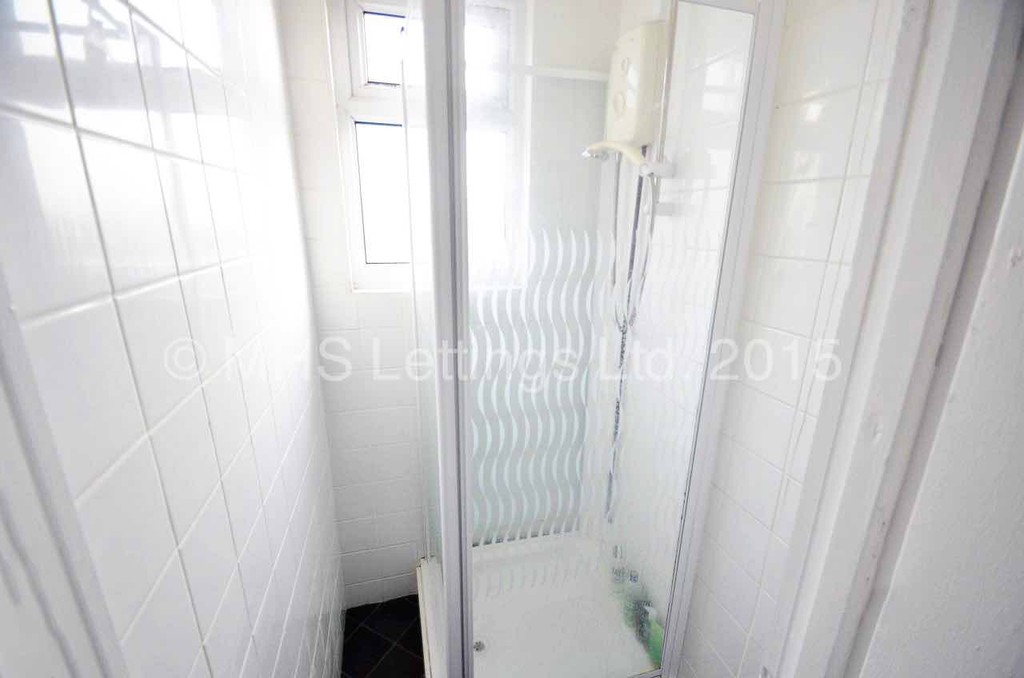 Photo of 5 Bedroom Mid Terraced House in 20 Walmsley Road, Leeds, LS6 1NG