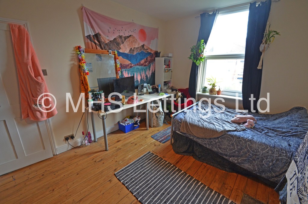 Photo of 3 Bedroom Mid Terraced House in 31 Haddon Avenue, Leeds, LS4 2JF