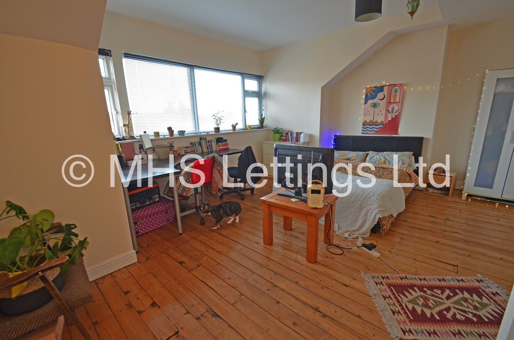 Photo of 3 Bedroom Mid Terraced House in 31 Haddon Avenue, Leeds, LS4 2JF