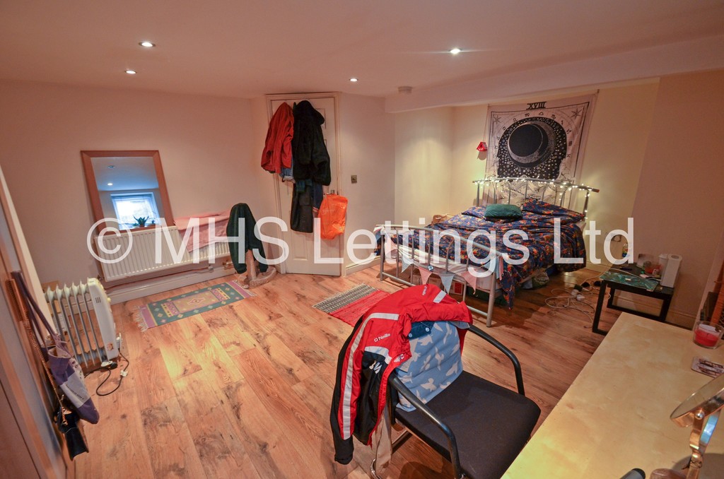Photo of 3 Bedroom Mid Terraced House in 31 Haddon Avenue, Leeds, LS4 2JF
