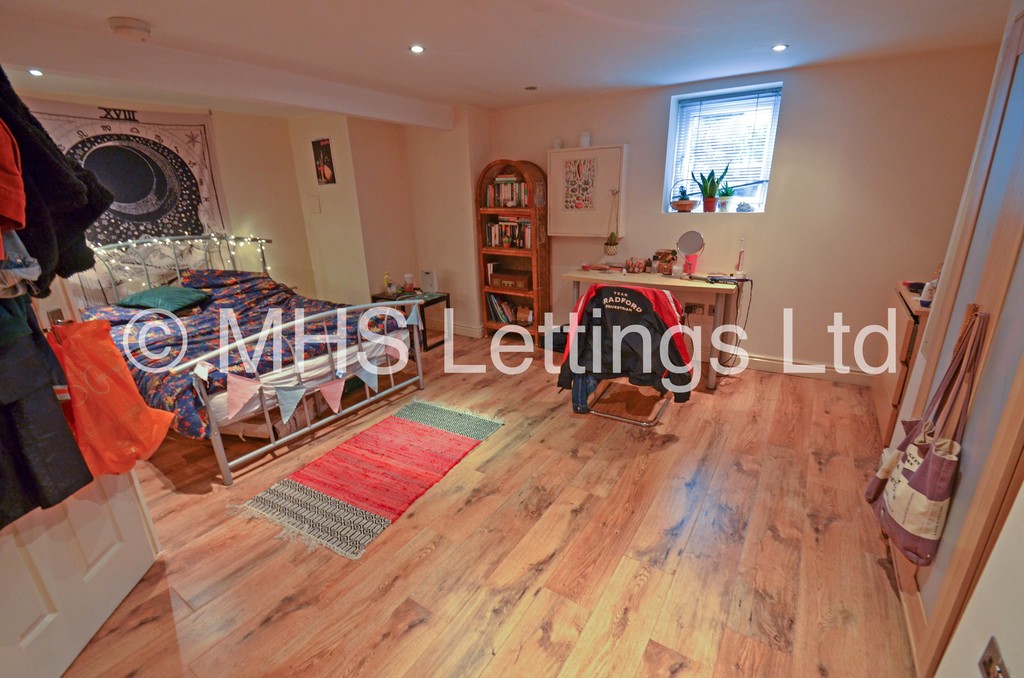 Photo of 3 Bedroom Mid Terraced House in 31 Haddon Avenue, Leeds, LS4 2JF