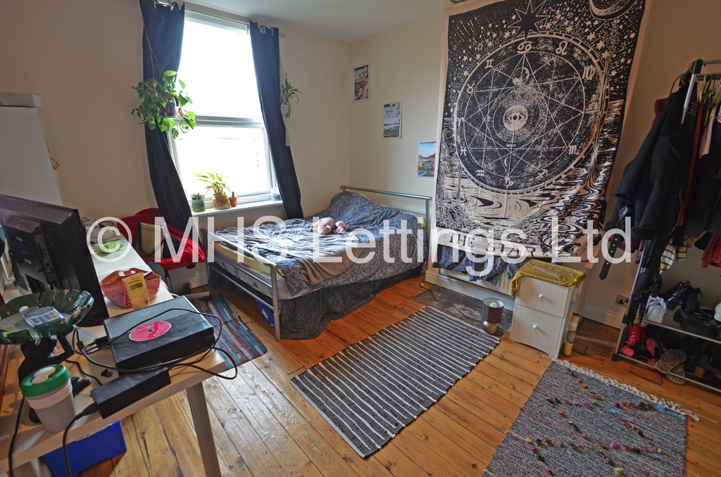 Photo of 3 Bedroom Mid Terraced House in 31 Haddon Avenue, Leeds, LS4 2JF