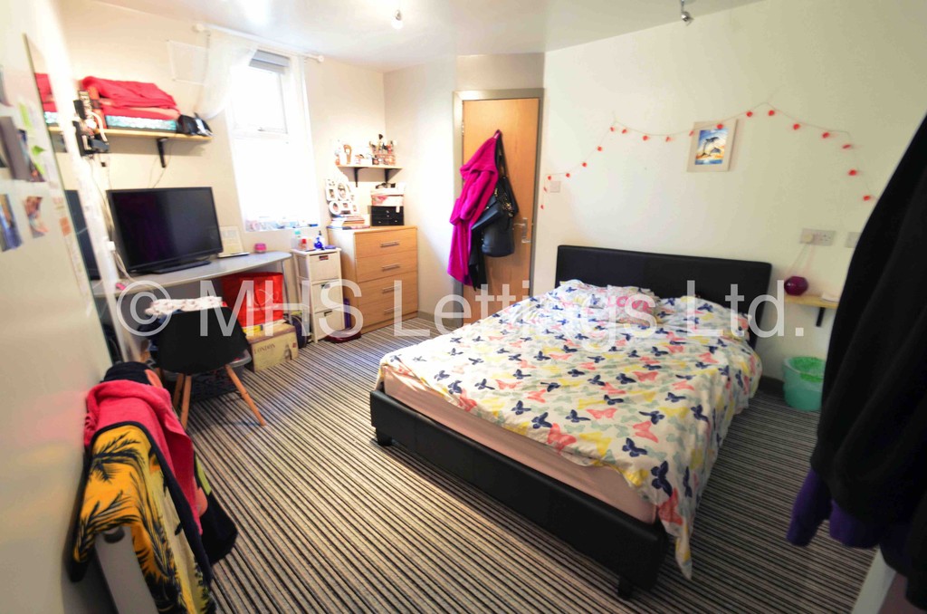 Photo of 3 Bedroom End Terraced House in 52a Victoria Road, Leeds, LS6 1DL