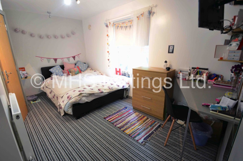 Photo of 3 Bedroom End Terraced House in 52a Victoria Road, Leeds, LS6 1DL