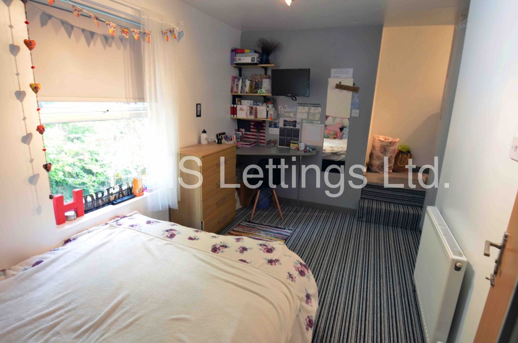 Photo of 3 Bedroom End Terraced House in 52a Victoria Road, Leeds, LS6 1DL