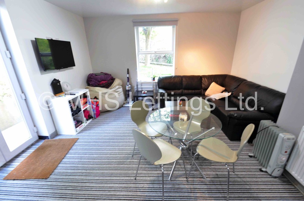 Photo of 3 Bedroom End Terraced House in 52a Victoria Road, Leeds, LS6 1DL