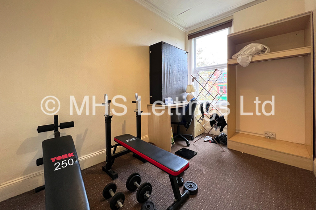 Photo of 9 Bedroom Mid Terraced House in 14 Ash Grove, Leeds, LS6 1AY