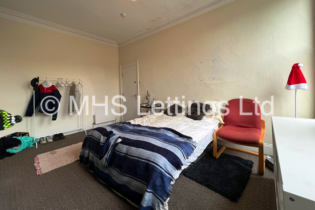 Photo of 9 Bedroom Mid Terraced House in 14 Ash Grove, Leeds, LS6 1AY