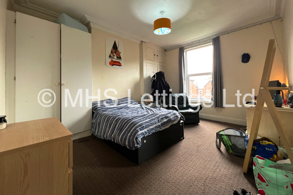 Photo of 9 Bedroom Mid Terraced House in 14 Ash Grove, Leeds, LS6 1AY
