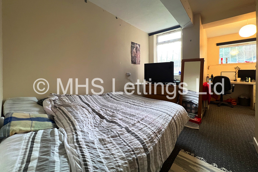 Photo of 9 Bedroom Mid Terraced House in 14 Ash Grove, Leeds, LS6 1AY