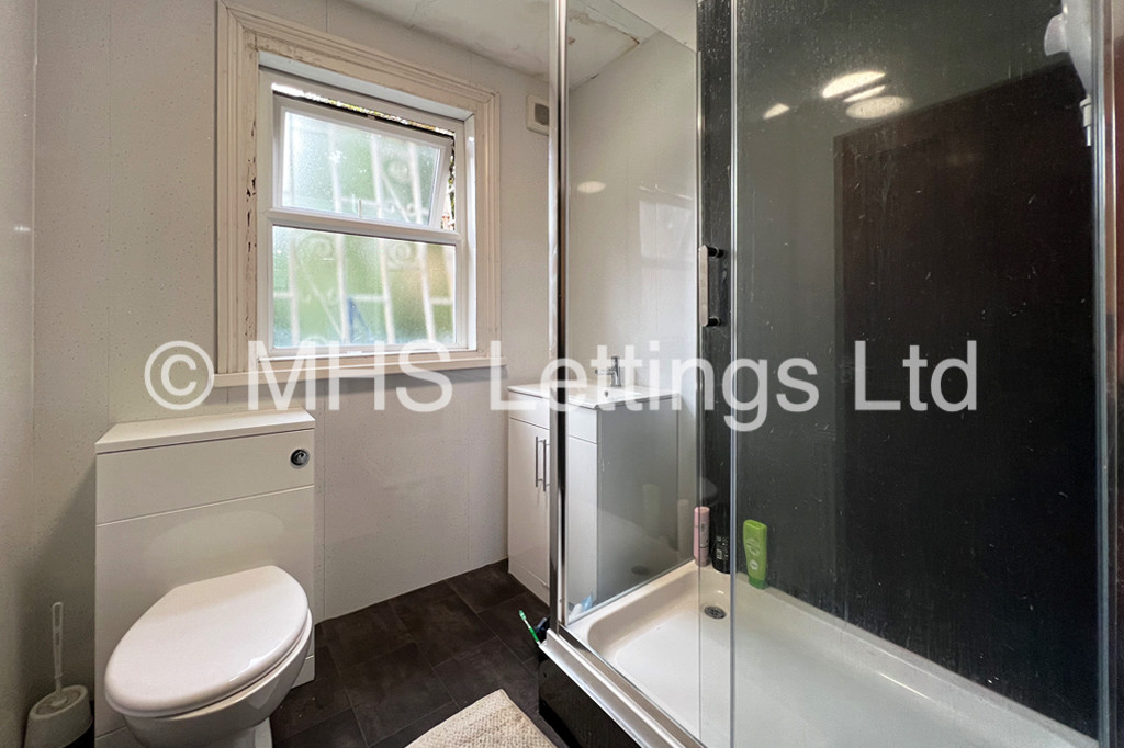 Photo of 9 Bedroom Mid Terraced House in 14 Ash Grove, Leeds, LS6 1AY