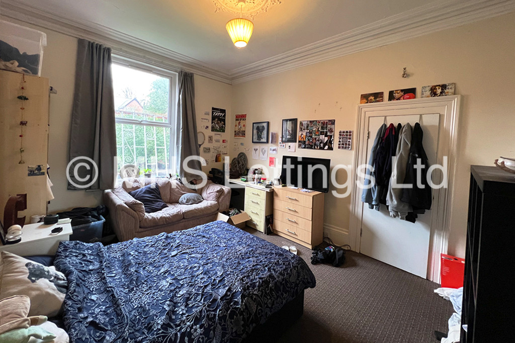Photo of 9 Bedroom Mid Terraced House in 14 Ash Grove, Leeds, LS6 1AY