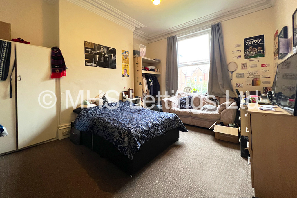 Photo of 9 Bedroom Mid Terraced House in 14 Ash Grove, Leeds, LS6 1AY