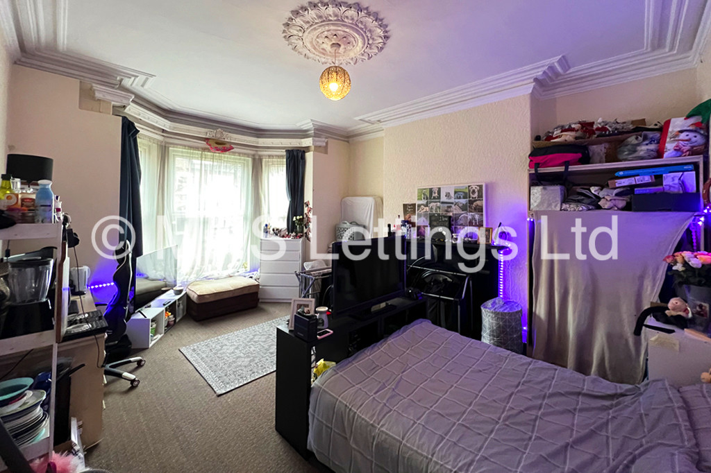 Photo of 9 Bedroom Mid Terraced House in 14 Ash Grove, Leeds, LS6 1AY