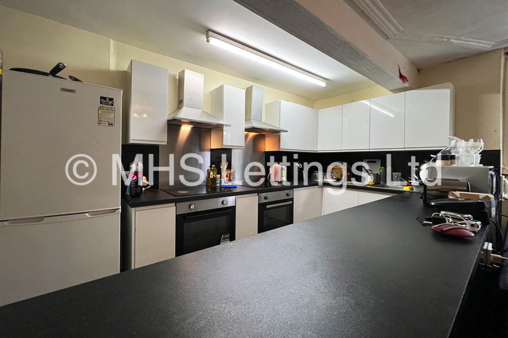 Photo of 9 Bedroom Mid Terraced House in 14 Ash Grove, Leeds, LS6 1AY