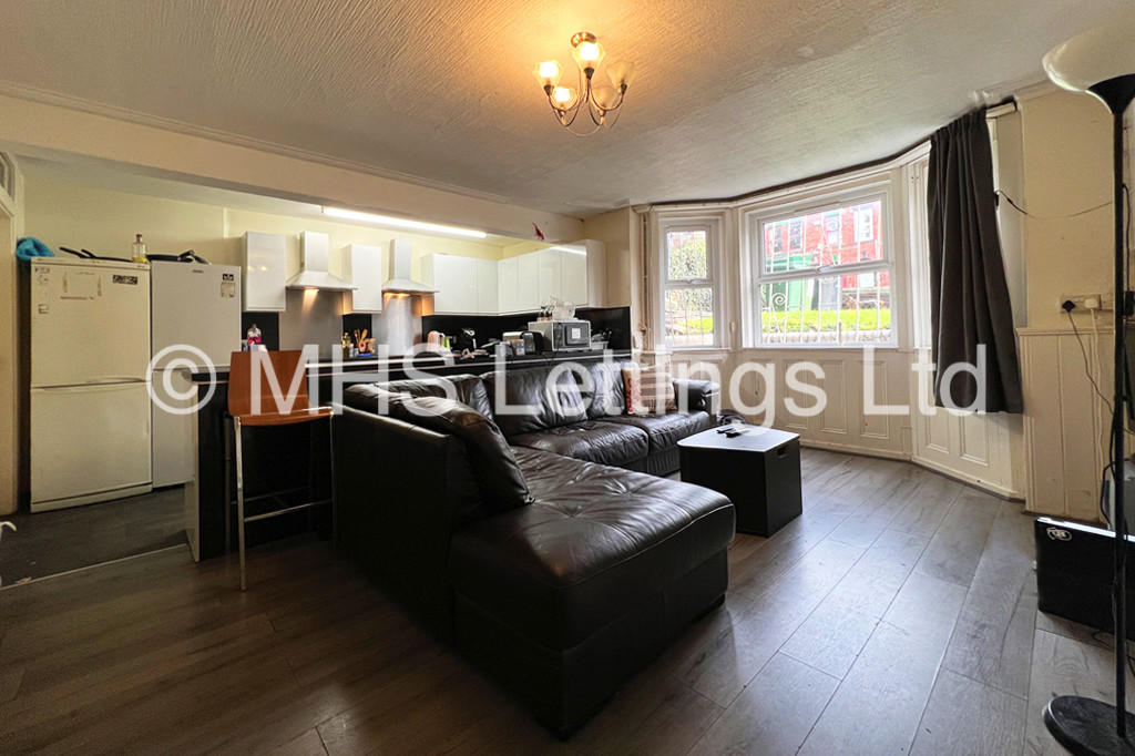 Photo of 9 Bedroom Mid Terraced House in 14 Ash Grove, Leeds, LS6 1AY