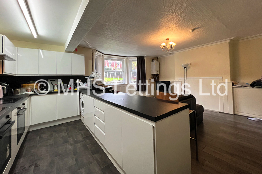 Photo of 9 Bedroom Mid Terraced House in 14 Ash Grove, Leeds, LS6 1AY