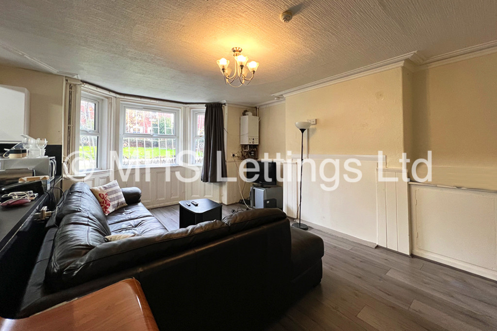 Photo of 9 Bedroom Mid Terraced House in 14 Ash Grove, Leeds, LS6 1AY