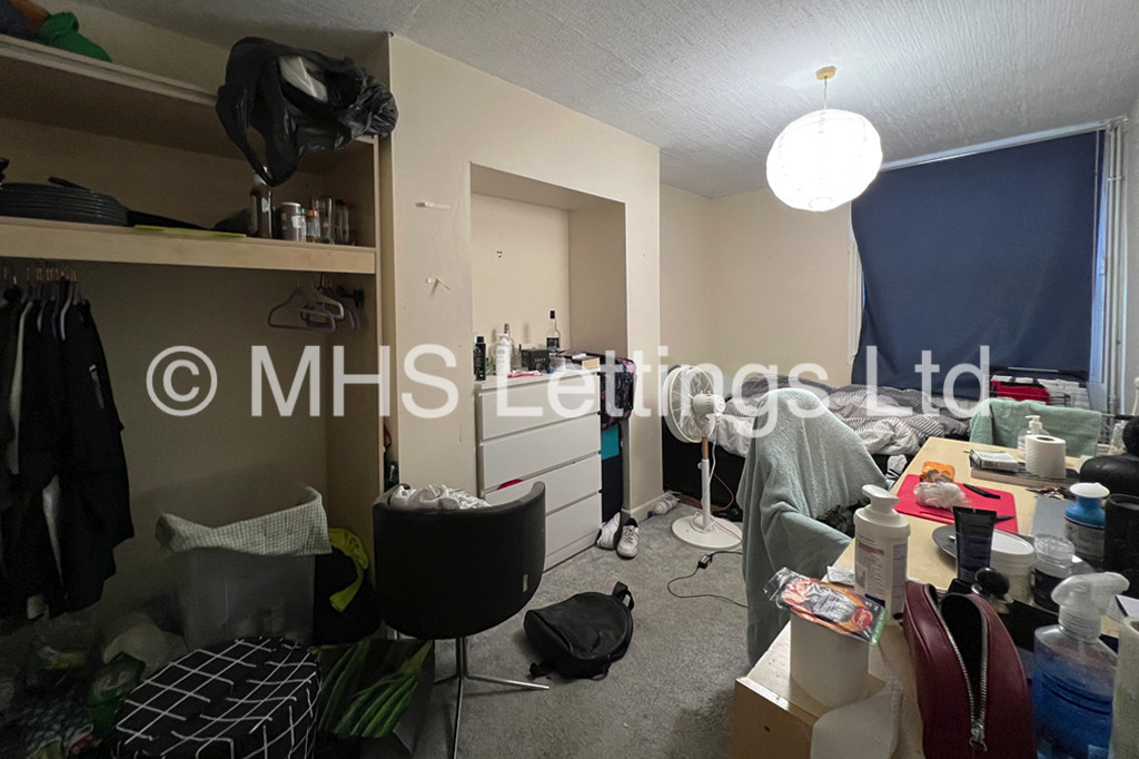 Photo of 9 Bedroom Mid Terraced House in 14 Ash Grove, Leeds, LS6 1AY