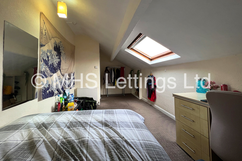 Photo of 9 Bedroom Mid Terraced House in 14 Ash Grove, Leeds, LS6 1AY